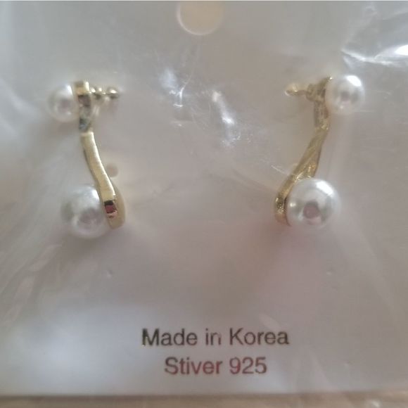 Elegant Gold and Pearl Drop Earrings - Picture 5 of 5